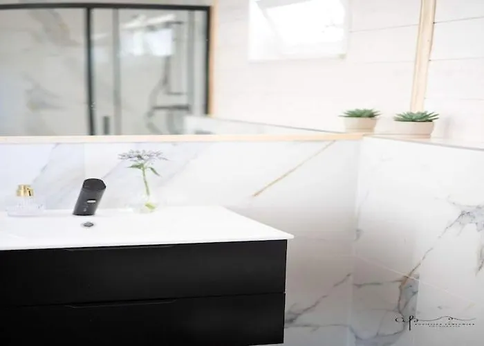 Comfortable Homes With A Summer Pool *