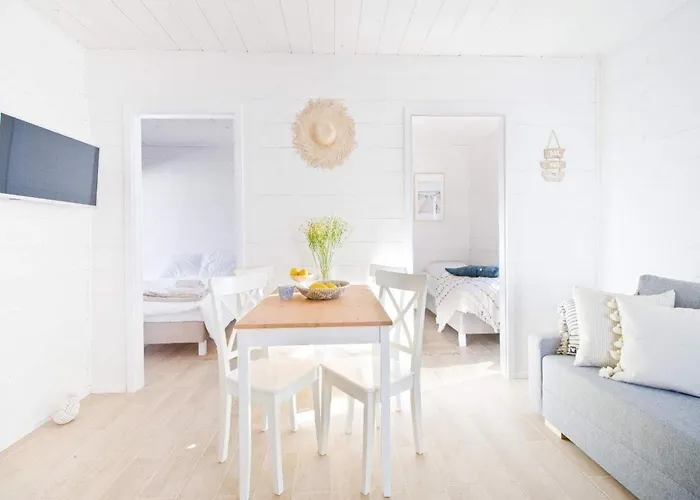 Comfortable Homes With A Summer Pool ميلنو